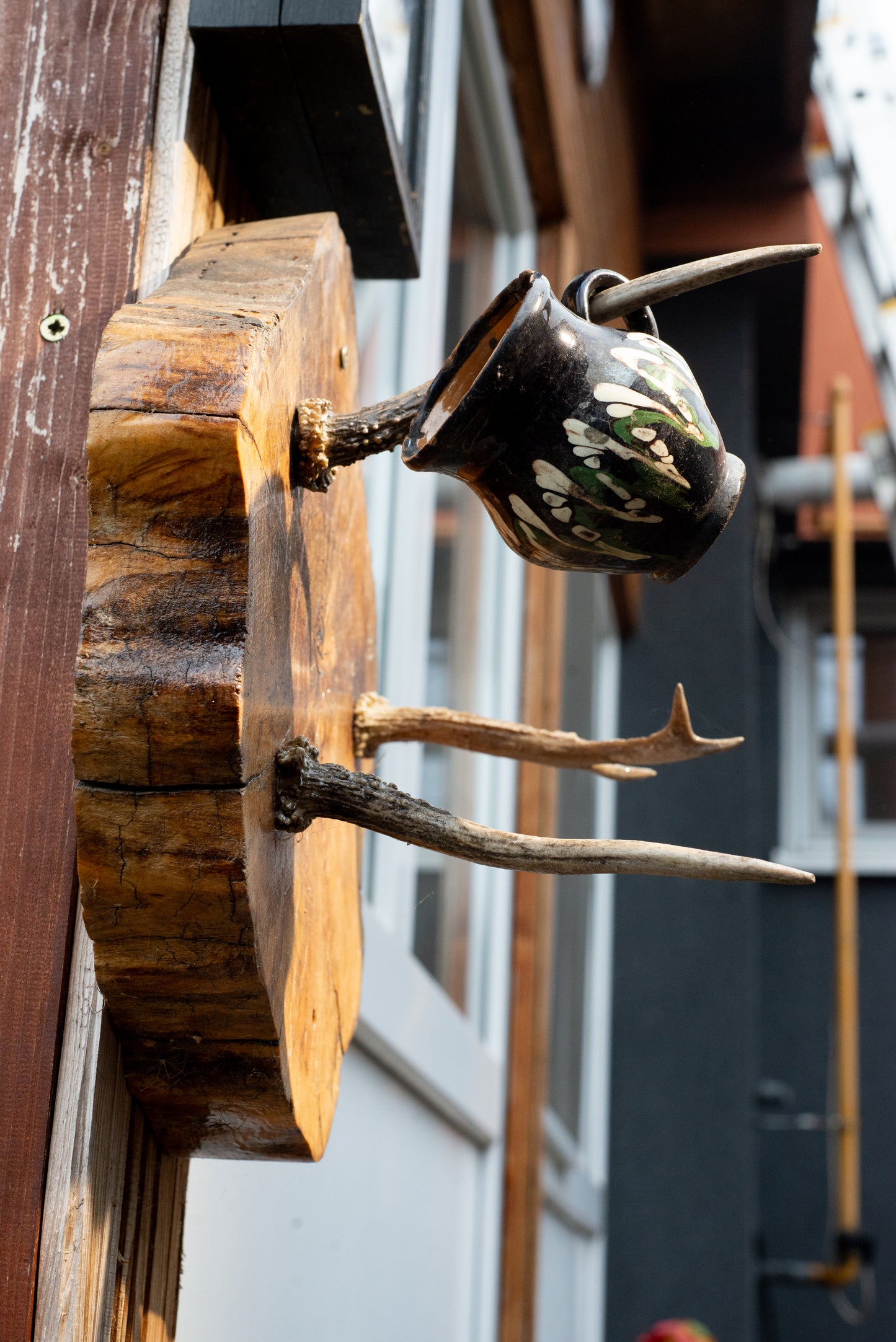 🦌 Antler & Wood Wall Rack – Rustic Nature Hook
